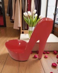"STILETTO CHAIR" - Poltrona em fibra na cor vermelho "stiletto chair". Medidas: Alt. 100 x 90 x 50 cm.