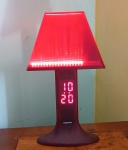 LUMINÁRIA IMAGINARIUM - Luminária de mesa em plástico rígido na tonalidade vermelha, modelo com relógio digital em LED embutido na base. (Duas LED queimadas) Peça funcional e decorativa, típica da loja Imaginarium. Medidas: Alt.  38 x 23 cm