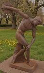 Bela - Escultura em ferro foge,  tamanho natural representando "Discóbolo" Medidas: Alt. 180 x 110 cm.