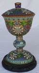 Belíssima taça chinesa com tampa em bronze coberta por esmaltes "Cloisonné" decorada por vegetações e flores. Medidas totais:  Alt. 21 x 11 cm  - Só taça Alt. 18 x 11 cm
