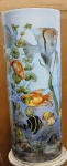 Belíssimo Bengaleiro em porcelana policromada decorado, paisagem do fundo do mar, apresenta assinatura "Lucchetti" Medidas: Alt.  48 X 19 cm.