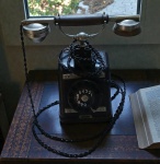 Raro e antigo aparelho de telefone  da década 1960/1970 da marca, SIEMENS feito com estrutura em metal na cor preta, cabo revestido em tecido e fone com pega e acabamentos em provável galalite. Possui marcas de oxidação no metal porém nada que comprometa sua beleza e originalidade. Não testado. Medidas: 24cm de altura, 27cm de largura e 17cm de profundidade.