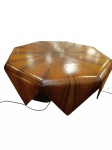 Móvel Design no estilo contemporâneo ao gosto: JORGE ZALSZUPIN - Magnífica mesa de centro dito; "Pétala"  laminada de jacarandá  em ótimo estado de conservação, apresenta selo da latelier móveis s.a.  Medidas: Alt.  35 x 107cm.