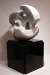 Bruno Giorgi  (Brasileiro  1905 - 1993) - Escultura em Mármore Carrara dito; "Meteoro" Ass. B.G  Medidas do meteoro: Alt. 22.5 x 17 x 21 cm  da base: Alt. 18 x 19 x 18 cm  Total: Alt. 40.5 x 19 x 18 cm    (Escultura não possui certificado de autenticidade)