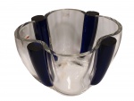 Krosno-Polonia - Vaso em cristal Polonês gomado no tom translucido e azul, apresenta selo da cristaleria. Medidas: Alt. 11 X 19 cm. (Apresenta pequenos bicados na borda)