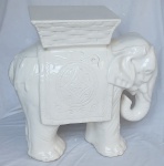 FAIANÇA - Garden - Seat em faiança vitrificada representando, "Elefante" esmaltada na tonalidade branca. Medidas: Alt. 42 x 45 x 19 cm.