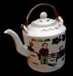 Bule de chá em porcelana chinesa, decorado com figuras. Apresenta carimbo vermelho no fundo.   Alt. 12.5 cm.
