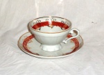 Bela xícara de chá com seu respectivo pires em porcelana portuguesa.                                   Apresenta marca no fundo.