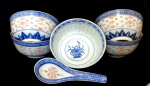 Conjunto de cinco Bowls em porcelana Chinesa, acompanhar uma colher.                                                                                                          Grão de arroz, decorado com dragões e flores.                                                                                             Med. Alt. 06 cm. Diãm. 11,5 cm.                                                                                                                                  (Dois Bowls quebrados na borda)