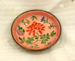 Bowl em porcelana chinesa                                                                                                              com revestimento em metal, decorado com flores.                                                                       Med. Diâm. 14.5 cm.