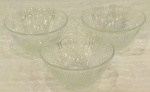 Conjunto de três bowls em vidro moldados.                                                                                                Med. Alt.5.5 cm.                                                                                                                                                                  Diâm. 12 cm.