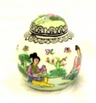 Pequeno vaso bojudo em porcelana chinesa. Decorado com paisagem com gueixas. Tampa quebrada. Med. Alt. 08 cm.