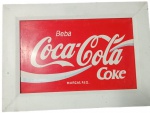 COCA-COLA - Antiga placa Coca-Cola, em chapa de metal. A peça apresenta a logotipo clássica da marca e a frase Beba Coca-Cola em letras brancas com fundo vermelho. A peça apresenta oxidação natural, conforme fotos. No estado. Medidas: Placa - 25 x 42 cm.  c/ mold. 33 x 46 cm.