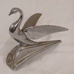 Belíssimo e antigo cisne símbolo do caminhão da Mercedes Bens , original em metal, em perfeito estado. Medidas: Alt. 27 x 25 x 17 cm.