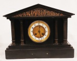 Belíssimo relógio de mesa Francês vitoriano em mármore negro, "EXAMP BY MAPPIN E WEBB LTB - LONDON" (R & Co - MADE IN PARIS)  Medidas: Alt. 28 x 35 x 14 cm.