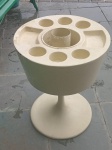 Raríssimo Porta garrafa, copos e petisqueira em fibra de vidro anos 60. Medidas: Alt. 60 x Diâme. 50 cm. / Diâme. base 35 cm. (Precisando restauro)