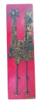 Shin Hwa - "Galo" - Montagem com peças de relógio sobre madeira,  etiquetada com o nome do artista e exposições no verso. Medidas:  44 x 14 cm.