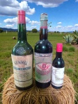 Três Garrafas de Bebidas:PORTUGAL - Real Companhia do Norte - Vinho do Porto LacrimaEste é um licor Kummel Danoff produzido pela destilaria francesa Marie Brizard.                                                                                    Vinho tinto Francês é um Bordeaux da safra 1983, produzido pela Dourthe Frères.
