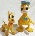 Bonecos Pato Donald e Pluto  Emborrachados  Anos 70. Medidas - Pato Alt. 33 x 19 x 15 cm. Pluto Alt. 21 x 20 cm. Pato cabeça e pernas móvel; Pluto cabeça móvel. Bonecos com marcas do tempo.