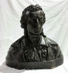 Friedrich Schiller - Antigo Busto em gesso rígido na tonalidade preta com desgastes do tempo. Assinada Monogramado no verso G. E. N  Medidas: Alt.  38 x 40 x 19 cm.