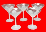 Conjunto com 5 taças em cristal com decoração de flor jateadas. Medidas: Alt.  12 x 09 cm. - uma delas com pequeno bicado.