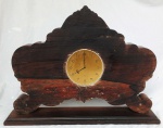 Elegante e grande caixa para relógio montada em madeira jacaranda maciço. Medidas: Alt. 37 x 49 x 11 cm. (Necessita de revisão!)
