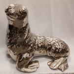 Escultura art decor em porcelana prateada, representando "Foca",  Medidas: Alt. 35 X 38 X 25 cm.