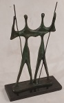 Escultura em bronze dita: "Candangos", base em granito, escultura apresenta iniciais: B. G. Medidas Totais: Alt. 40 x 24 x 10 cm. (Escultura não possui certificado de autenticidade)