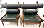 Móvel design no estilo contemporâneo ao gosto: -  Sergio Rodrigues - Confortável Par de Poltronas  " TONICO " com estruturas em jacarandá e estofados em couro. Medidas: Alt, 97 x 78 x 80 cm. ( Par de poltronas não possui o certificado de autenticidade)