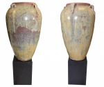 Belíssimo par vasos moldado em cerâmica vitrificada chinesa do século XIX multicolorida em tons de ocre, marrom, azul, bege, etc. Peças altamente decorativas, adquiridas em antiquário londrino. Medidas: Alt. 125 x 65 cm.