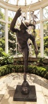 Mercúrio/Hermes. Belíssima  escultura em bronze com patina a ouro velho representando divindade greco-romana, mercúrio, na mitologia romana. Medidas: Alt. 227 x 79 x 138 cm.