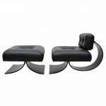 Móvel Design no estilo contemporâneo:  Oscar Niemeyer- Maravilhosa Poltrona "EASY CHAIR", por Oscar Niemeyer em madeira curva laqueada na cor preto, estofada em couro, acompanha banqueta no mesmo padrão, apresenta selo com numeração de série (em ótimo estado de conservação). Medidas: Alt.  70 X 70 X 102 e 47 X 68 X 68 cm