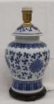 Vaso - Abajur em porcelana chinesa pasta dura, nas cores azul e branco. Decoração em Flores de Lótus estilizadas, folhagens e volutas. Base em madeira preta fixa. Perfeito estado de conservação. Pote de séc. 20. Instalação elétrica nova. Medidas: Alt. Altura 32 x 17 cm. (Sem cúpula)