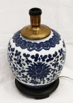 Vaso Bojudo - Abajur em porcelana chinesa pasta dura, nas cores azul e branco. Decoração em Flores de Lótus estilizadas, folhagens e volutas. Base em madeira preta fixa. Perfeito estado de conservação. Pote de séc. 20. Instalação elétrica nova. Medidas: Alt. Altura 30 x 21 cm. (Sem cúpula)