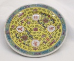 Prato de porcelana chinesa esmaltada e vitrificada, decorada com tema oriental, ideogramas e arabescos. Medindo: Diâme.  23 cm . Marcado no fundo.
