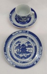 China / Azul e Branco Macau - BLUE CANTON Chinês. Conjunto de Café individual: Xícara de café com pires e prato de pão. Design Macau ou Pagode em porcelana pasta dura Jingdezhen. Esmalte azul e branco underglaze. Clássico design de Wutong tree (Chinese parasol tree), paisagem de montanha, rio, pontes e pagodes. Excelente estado de conservação. Marca no verso. Medidas: Xícara altura 6cm; Pires diâmetro 11.5cm; Prato de pão diâmetro 15,5 cm.