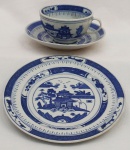 China / Azul e Branco Macau - BLUE CANTON Chinês. Conjunto de Chá individual: Xícara de chá com pires e prato de sobremesa. Design Macau ou Pagode em porcelana pasta dura Jingdezhen. Esmalte azul e branco underglaze. Clássico design de Wutong tree (Chinese parasol tree), paisagem de montanha, rio, pontes e pagodes. Excelente estado de conservação. Marca no verso. Medidas: Xícara altura 6,5 cm; Pires diâmetro 14 cm; Prato de sobremesa diâmetro 17,5 cm.