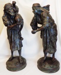 LOUIS HOTTOT (FRANCÊS, 1829-1905) - PAR DE FIGURAS DE BRONZE PATINADO, ASSINADAS NAS BASES, REPRESENTANDO: UM AGUARDADOR DE ÁGUA DO LESTE E CARREGADOR DE FRUTAS. MEDIDAS: ALT.  84 x 33 cm