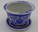 Cachepô com presentoir em porcelana de pasta dura Chinesa. Esmalte azul e branco underglaze. Clássico design de Flor de Lótus no corpo principal. Ramos de flor na borda. Flor de lótus simboliza pureza. Medidas:  Alt. 12.5 x 15 cm