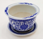 Cachepô com presentoir em porcelana de pasta dura Chinesa. Esmalte azul e branco underglaze. Clássico design de Flor de Lótus no corpo principal. Ramos de flor na borda. Flor de lótus simboliza pureza. Medidas:  Alt. 12.5 x 15 cm