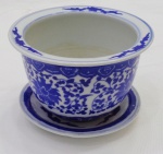 Cachepô com presentoir em porcelana de pasta dura Chinesa. Esmalte azul e branco underglaze. Clássico design de Flor de Lótus no corpo principal. Ramos de flor na borda. Flor de lótus simboliza pureza. Medidas:  Alt. 12.5 x 15 cm