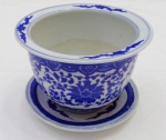 Cachepô com presentoir em porcelana de pasta dura Chinesa. Esmalte azul e branco underglaze. Clássico design de Flor de Lótus no corpo principal. Ramos de flor na borda. Flor de lótus simboliza pureza. Medidas:  Alt. 12.5 x 15 cm