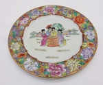 Medalhão em porcelana chinesa. Decorado em reserva com figuras femininas. Medidas: Diâm. 26.5 cm