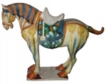 Lindo Cavalo chinês estilo "Tang", cerâmica esmaltada, com crina caramelo e verde e cauda curta caramelo, sela branca. Medidas: Alt.  43 x C. 56 x L. 23 cm