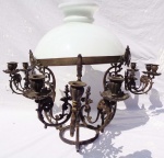 Antigo candelabro de mesa em bronze com múltiplos braços para 09 velas, Cupular em vidro leitoso apresenta quebrado na parte de cima, flata uma bobeche. Medidas: Alt. 38 x 76 cm
