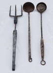 Conjunto de três talheres em ferro forge Séc. XIX. Um Garfo de cabo longo 03 dentes, Uma Concha funda cabo longo, Uma Concha rasa cabo longo. Med. Garfo 43 x 08 cm