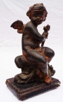 Escultura em ferro patinado representando, Querubim alado retratado de forma lúdica segurando uma tocha, ao lado outra tocha. Medidas: Alt. 16 x 10 x 07 cm