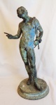 Escultura italiana de Narciso em ferro forge patinadoFundição Sabatino de Angelis & Fils, NápolesDatada de 1908Modelada com uma pele de animal posta sobre o ombro esquerdo e calçando sandálias; a escultura repousa sobre uma base circular com bordas de folhagem estilizada, apresentando a inscrição "Sab DE Angelis & Fils/NAPLES 1906" atrás do calcanhar direito. Medidas: Alt. 61 x Diâm. 26 cm