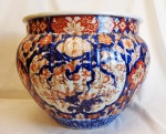 Lindo - Cachepot em porcelana Chinesa Imari ricamente policromado com decoração floral nas cores, vermelha, azul e branca com detalhes dourado.  Medidas: Alt. 37 x Diâm. 47 cm