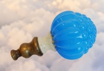 OPALINA - Pinha em opalina francesa da manufatura Baccarat nas cores azul e branca com trabalho gomado e pescoço alongado em bronze, sem base.  Medidas: Alt. 19 x Diâm. 11 cm